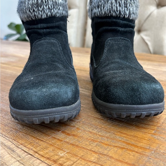 Khombu Ladies All-Weather Black Suede Ankle Boots with Knit Cuff - Picture 5 of 5